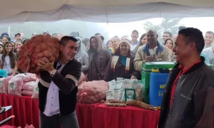 Agricultores de La Guaira recibieron insumos para la siembra