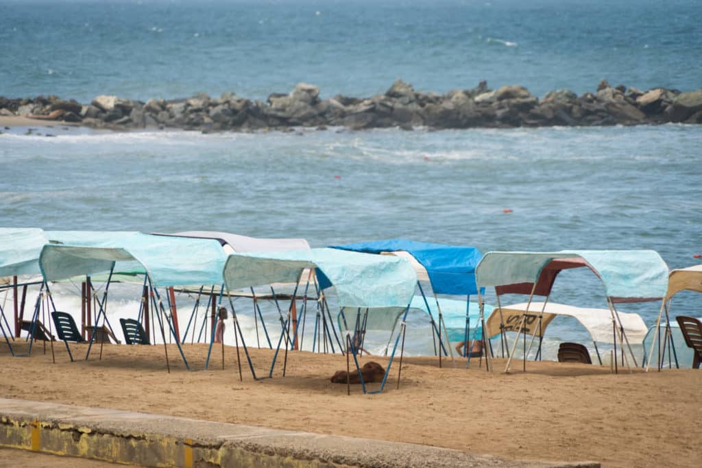 Playas de Vargas en temporada de carnaval Feriado Gato Negro La Guaira pasaje precios comidas empanadas dólar El Diario by José Daniel Ramos