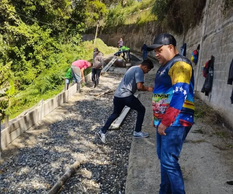 Reparan vialidad agrícola en la Colonia Tovar