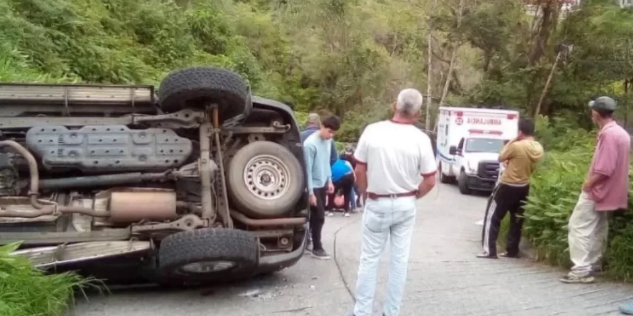 Cinco heridos al volcar camioneta en la Colonia Tovar