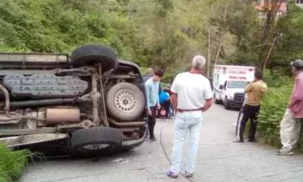 Cinco heridos al volcar camioneta en la Colonia Tovar