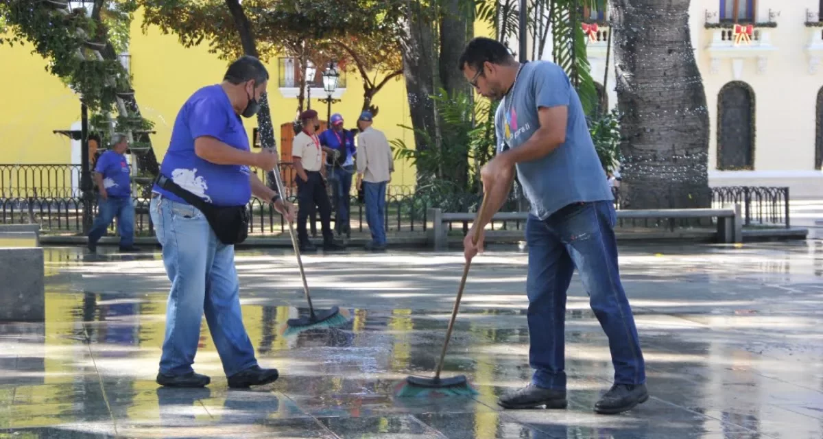 Realizan mantenimiento preventivo en plazas y parques de Caracas