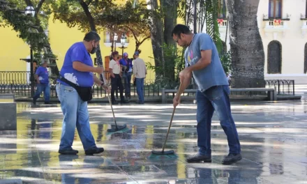 Realizan mantenimiento preventivo en plazas y parques de Caracas