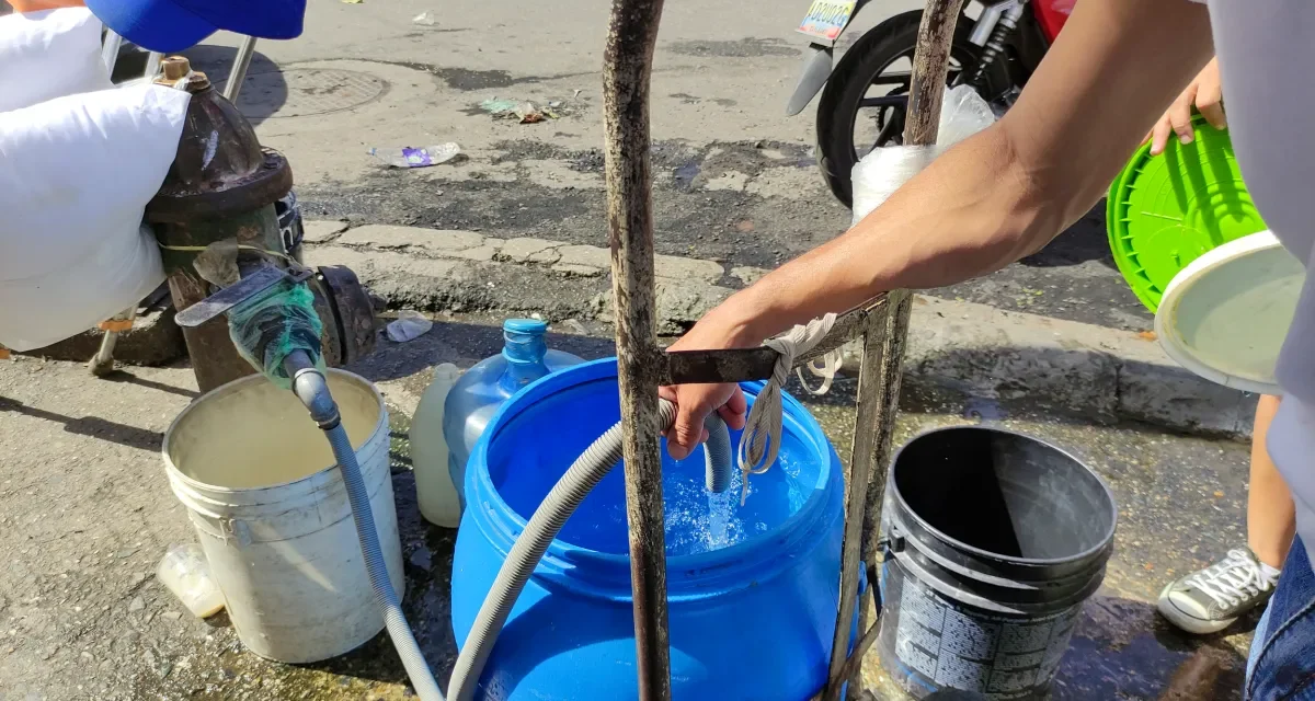 Vecinos de El Junquito recogen agua de lluvia porque reciben el servicio dos veces al mes
