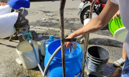 Vecinos de El Junquito recogen agua de lluvia porque reciben el servicio dos veces al mes