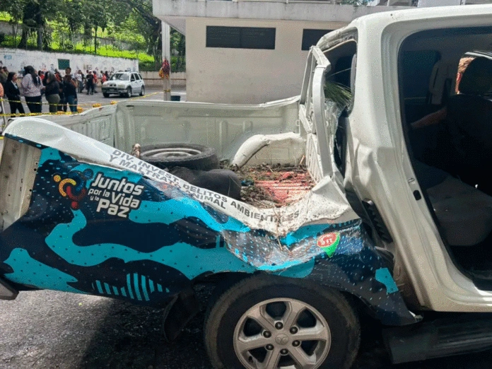 Trágico Incidente en El Junquito: Detective del Cicpc Muere al Caer un Árbol sobre su Patrulla